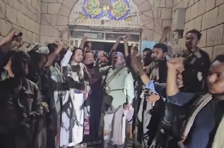 Houthis assumem controle de cidade estratégica no Iêmen