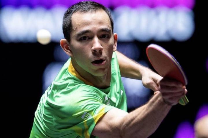 Hugo Calderano vence de virada e vai às quartas de final do WTT de Macau