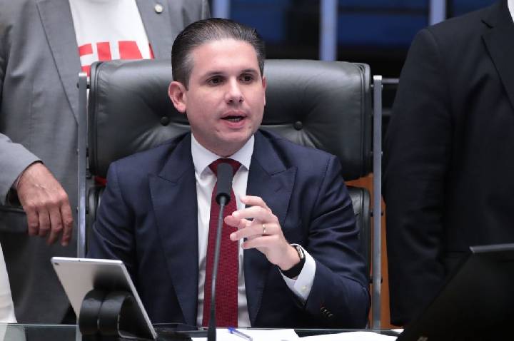 Hugo espera votação dos PLs da misoginia e fim da 6×1 nesta semana