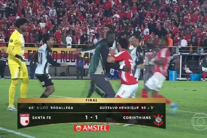 Hugo Souza é escoltado por Diniz em confusão em Santa Fe x Corinthians