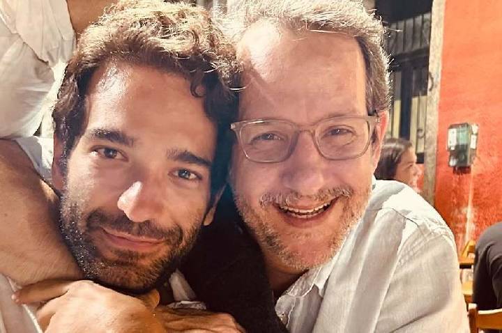 Humberto Carrão posa em foto rara ao lado do irmão