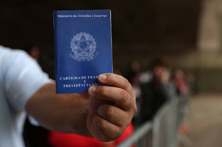 IBGE: Empregos privados com carteira assinada atingem recorde histórico