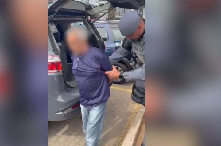 Idoso que traficava peças de armas dos EUA para o Rio é preso em SP