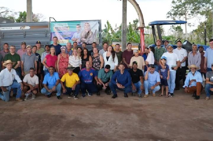 Ieda Chaves destina carreta basculante para associação rural em Espigão do Oeste