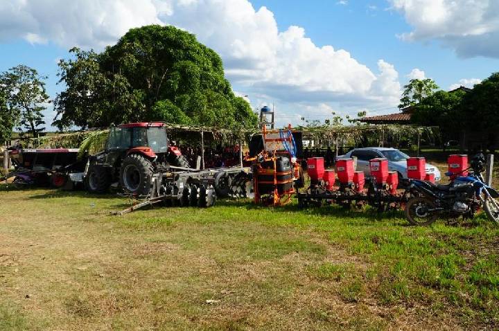 Ieda Chaves entrega R$ 500 mil em equipamentos agrícolas para associação em Machadinho d’Oeste