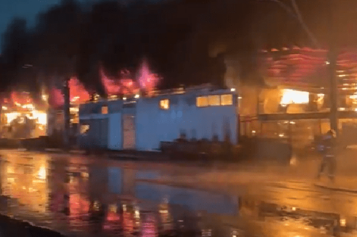 Incêndio atinge galpão na Ceagesp, na zona oeste de São Paulo