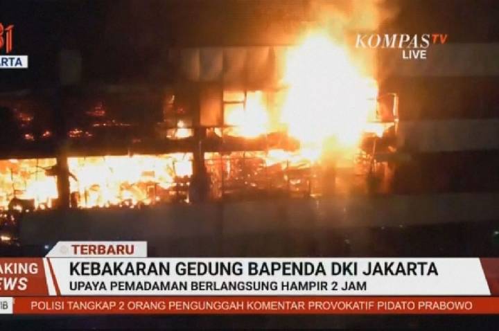 Incêndio atinge prédio governamental na capital da Indonésia