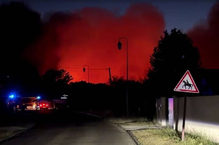Incêndio florestal intenso consome 16 hectares perto de Paris
