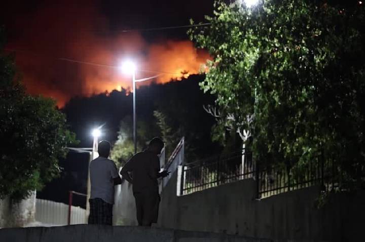 Incêndio florestal na Albânia obriga moradores a deixarem as casas
