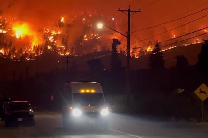 Incêndio força mais de 20 mil pessoas a deixar casas no oeste do Canadá