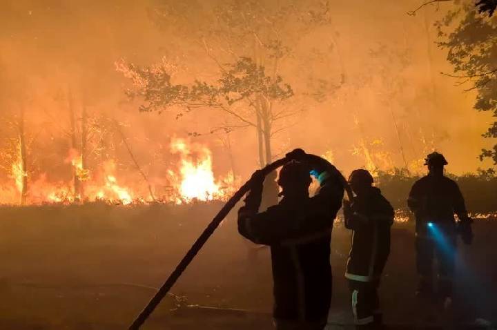 Incêndios na França e Espanha forçam a retirada de mais de 250 mil pessoas
