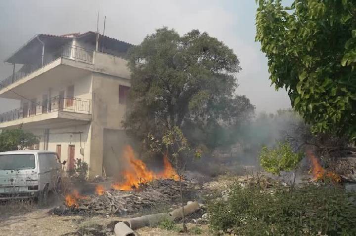 Incêndios na Grécia queimam mais de 100 casas em complexo turístico