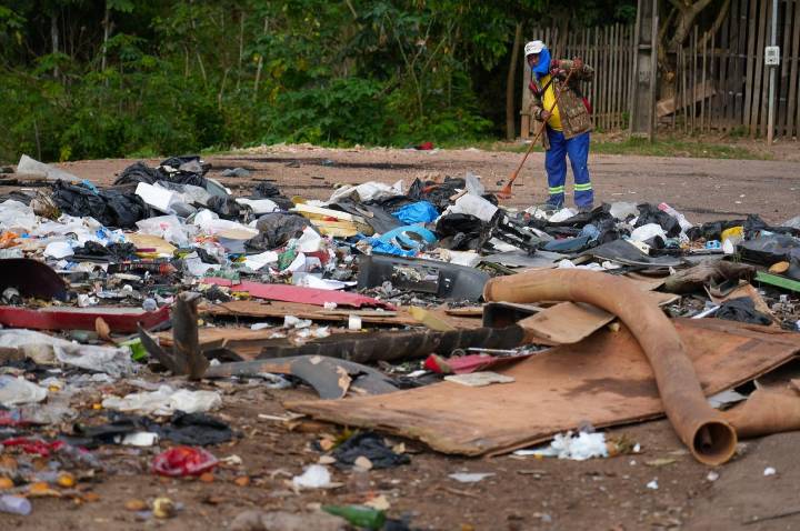 Infrator é obrigado a recolher entulho após ser flagrado pela prefeitura