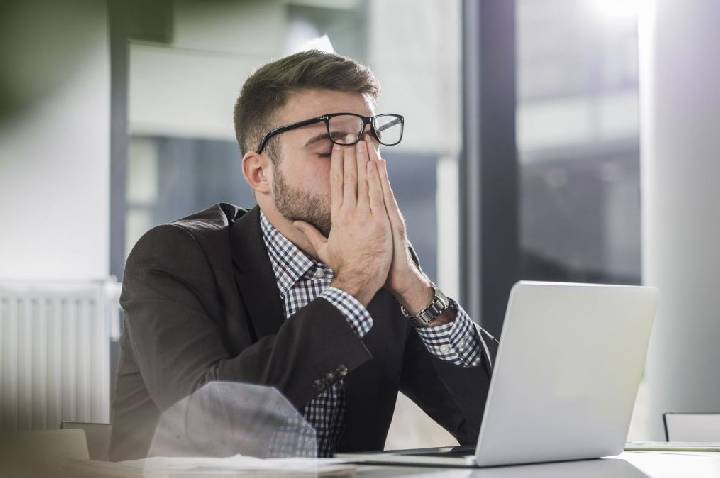 “Insônia e dores”: veja sinais silenciosos de exaustão mental no trabalho