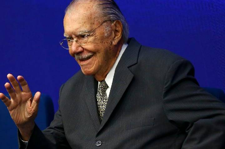 Internação de Sarney no Sírio-Libanês para tratamento de pneumonia