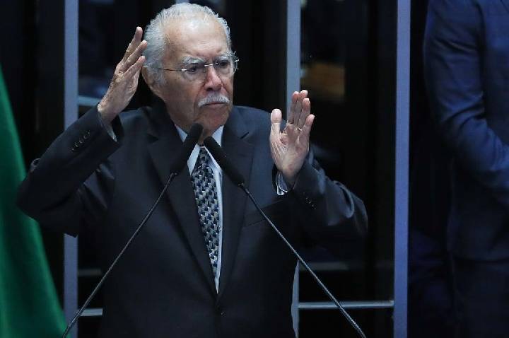 Internação do ex-presidente José Sarney devido a pneumonia