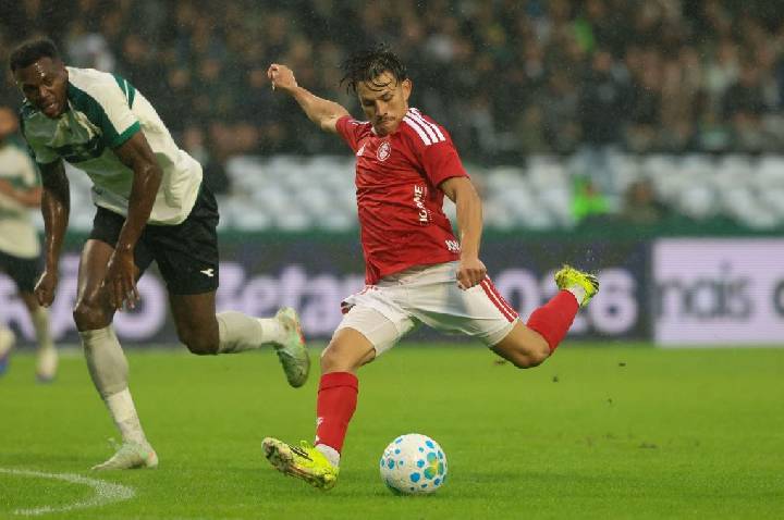 Internacional marca no fim do jogo e busca empate contra o Coritiba