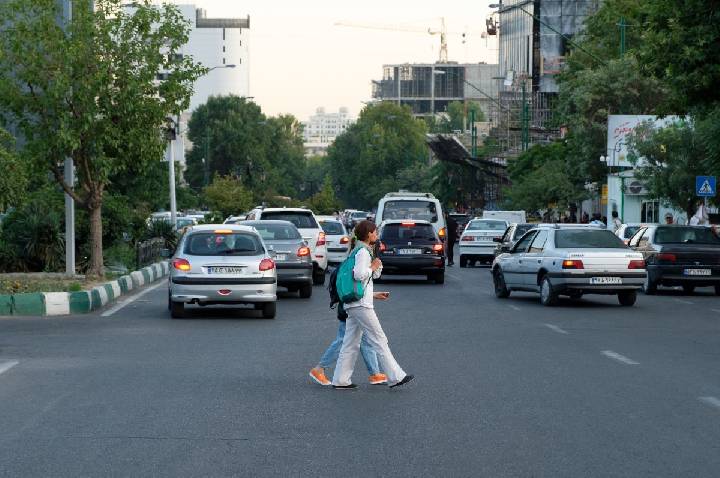 Iranianas desafiam linha-dura do regime e resistem ao uso do véu