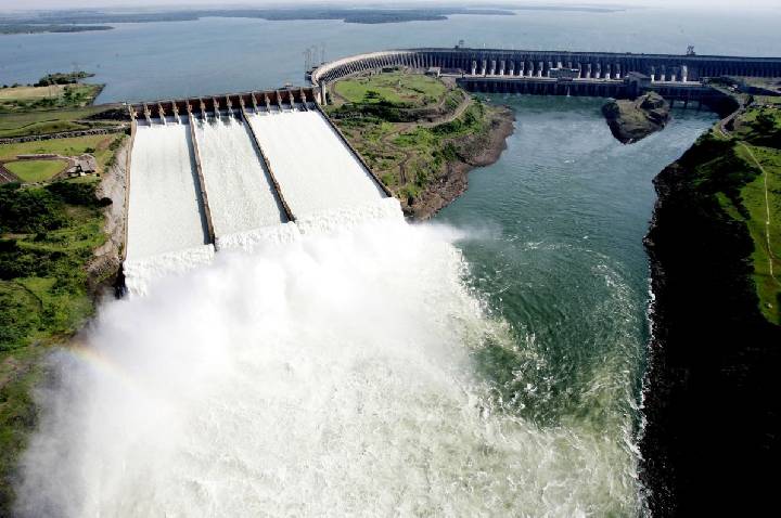 Itaipu acumula US$ 1,67 bi e especialistas cobram alívio na conta de luz