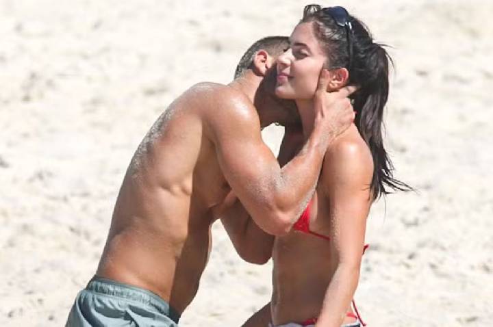 Jade Picon ganha beijo no pescoço de André Lamoglia em flagra na praia