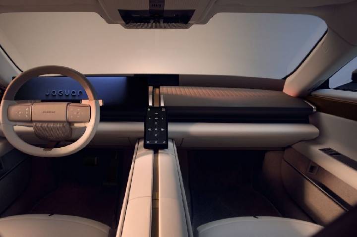 Jaguar Type 01 tem interior revelado com telas integradas e console gigante