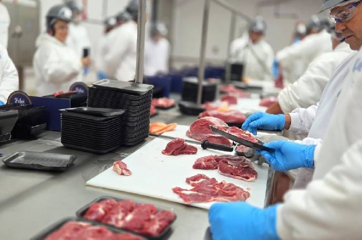 JBS capacita mais de 300 açougueiros para impulsionar vendas no varejo