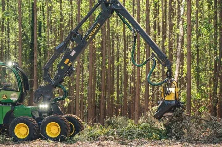 John Deere e CMAK firmam parceria para ampliar operação florestal