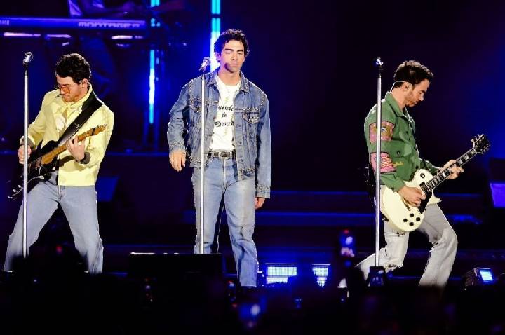Jonas Brothers surpreende fãs em show em São Paulo; veja fotos e vídeos