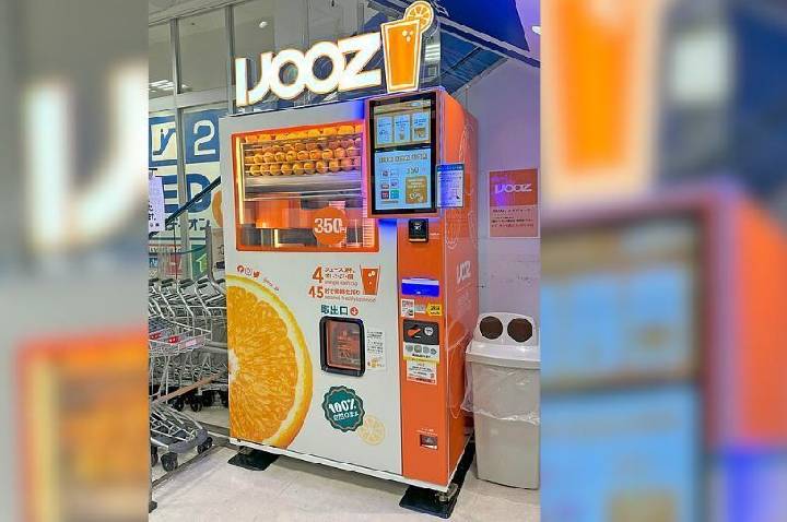 Jovem francês pode ser preso por lamber canudos de máquina em Singapura