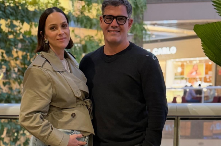 Juliano Cazarré e esposa anunciam gravidez do sétimo filho