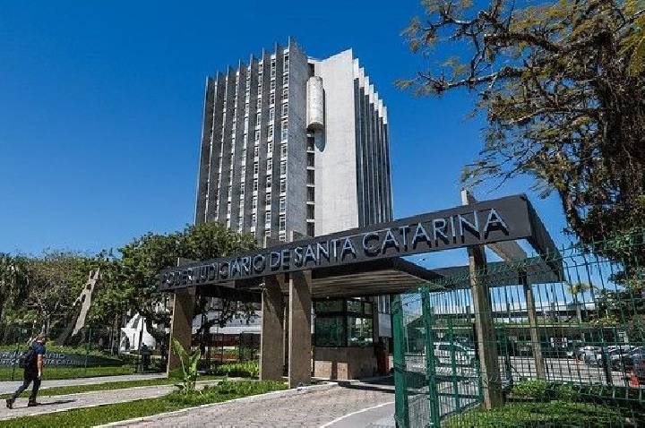 Justiça de SC manda mulher apagar fotos com o ex da internet após término