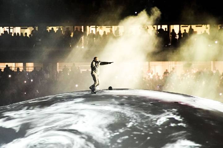Kanye West faz show na Holanda apesar de protestos da população