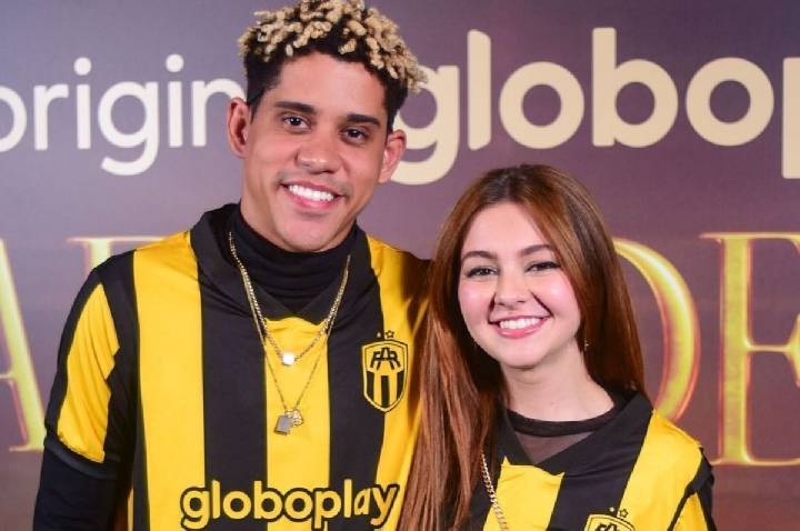Klara Castanho e Cauê Campos posam juntos e aumentam rumores de romance