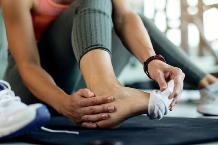 Lesão no tendão de Aquiles: médico do esporte explica causa e tratamento