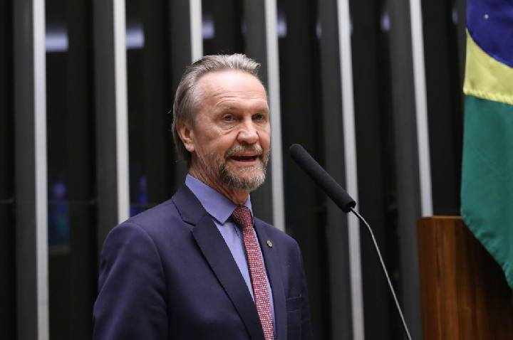 Líder do PT na Câmara recebe alta após sofrer AVC