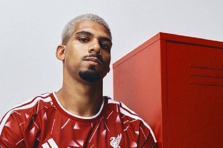 Liverpool anuncia Ronald Araujo por empréstimo para reforçar defesa