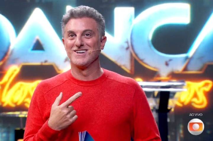 Luciano Huck “desaparece” após tecido cair nele ao vivo; confira