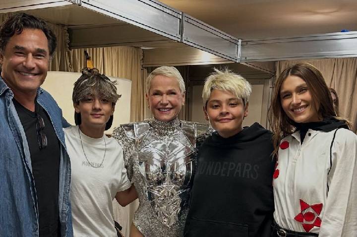 Luciano Szafir posa com filhos em show de Xuxa: “Sensacional”