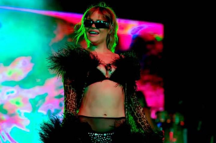 Luísa Sonza estreia turnê com pedido de noivado e performance de novos hits