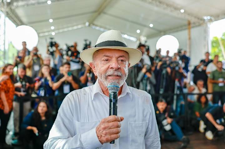 Lula critica família Bolsonaro e diz que Brasil “não está à venda”