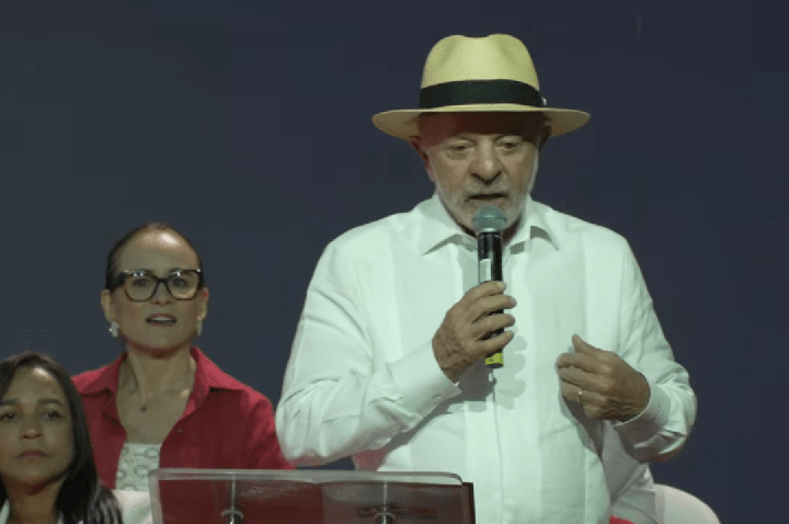 Lula defende igualdade de gênero em cargos de gestão em evento com mulheres
