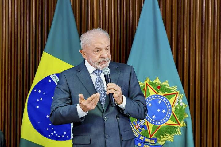 Lula diz não se preocupar com dívida pública e rejeita vender Correios