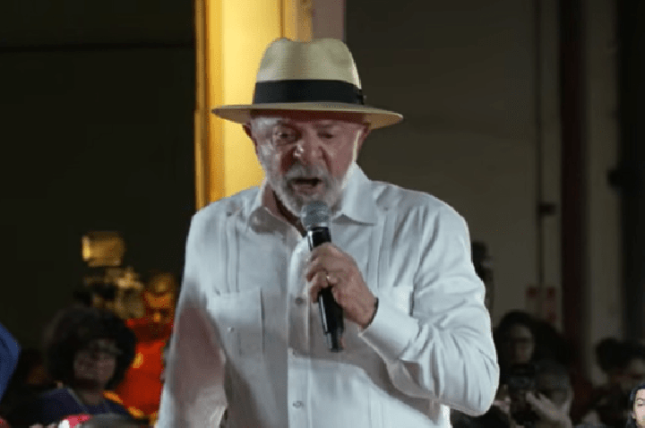 Lula diz que vai “ser multado” por pedidos de voto em convenção na BA
