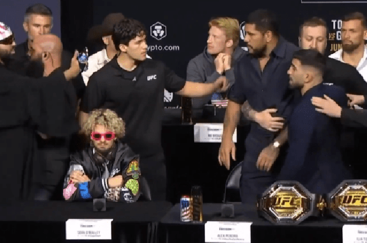 Lutador provoca Poatan e causa confusão em coletiva do UFC; veja