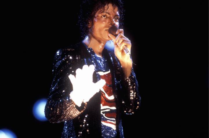 Luva de cristais usada por Michael Jackson é leiloada por quase R$ 1 milhão