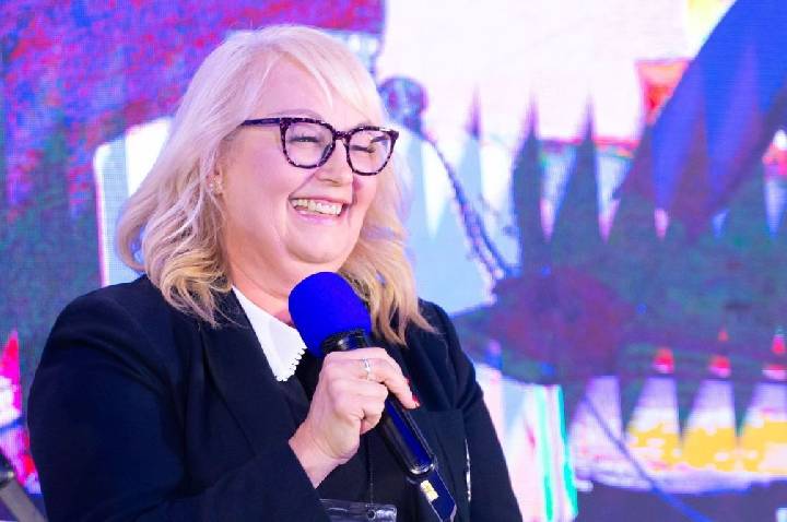 Lynn Painter revela comidas favoritas do Brasil e relação com fãs