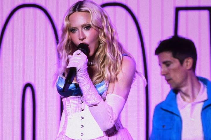 Madonna faz show surpresa em NY e apresenta hits de novo álbum