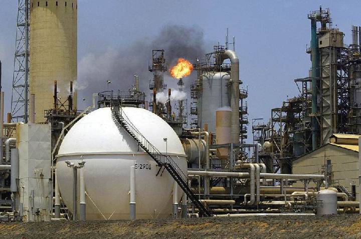 Maior refinaria da Venezuela é paralisada após queda de energia, diz fonte