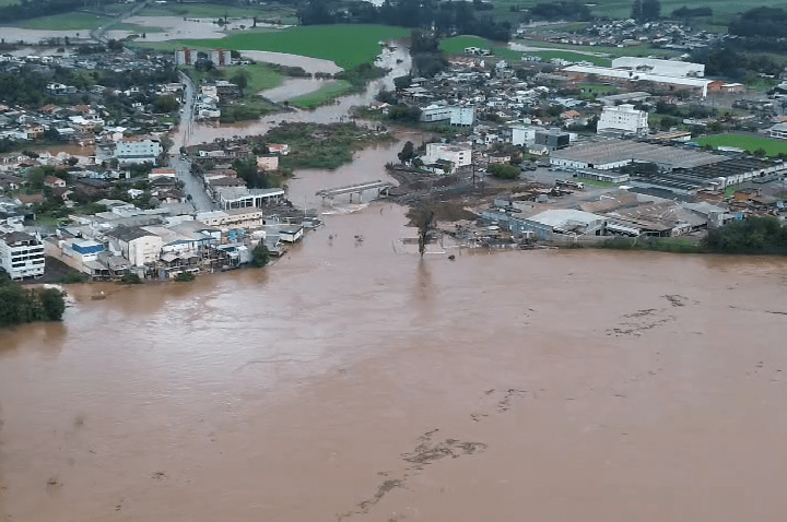 Mais de mil pessoas ficam fora de casa após chuvas no Rio Grande do Sul