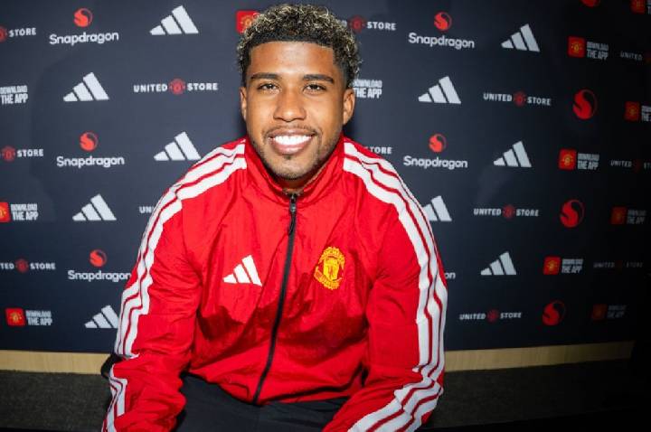 Manchester United anuncia contratação de Andrey Santos até 2031
